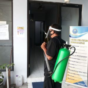 Berjemur Pagi dan Penyemprotan Disinfektan