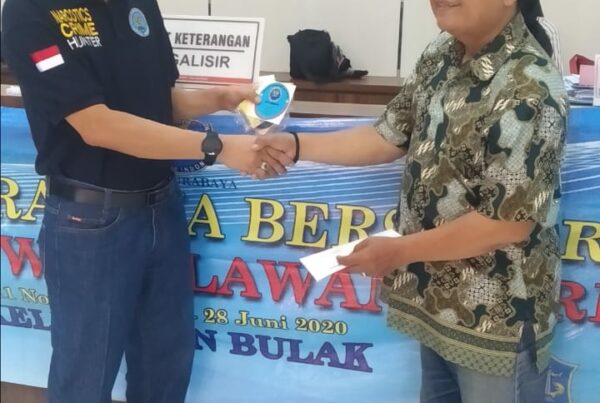 Pemasangan Spanduk & Penempelan Stiker Award Surabaya Bersinar 2020