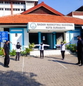 Berjemur Pagi dan Penyemprotan Disinfektan