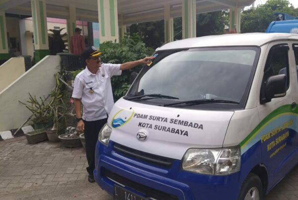 Pemasangan Spanduk & Penempelan Stiker Award Surabaya Bersinar 2020