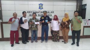Pemasangan Spanduk & Penempelan Stiker Award Surabaya Bersinar 2020