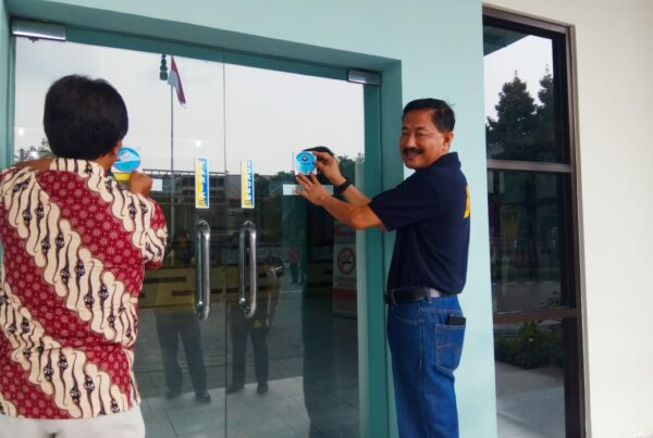 Pemasangan Spanduk & Penempelan Stiker Award Surabaya Bersinar (ASB) Tahun 2020