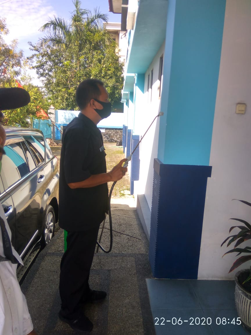 Penyemprotan Disinfektan Area Kantor BNN Kota Surabaya
