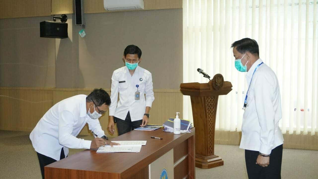 Penandatangan Perjanjian Kerja Di Lingkungan BNNP Jawa Timur Penandatangan Perjanjian Kerja Di Lingkungan BNNP Jawa Timur