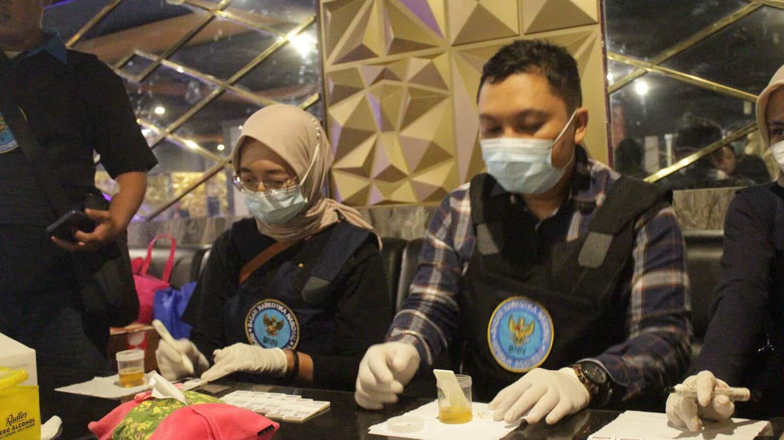 Kegiatan Deteksi Dini Tes Urine Narkotika Di Tempat Hiburan Malam - BNN Kota Surabaya Berhasil Amankan 9 Orang Terduga Penyalahguna Narkotika Kegiatan Deteksi Dini Tes Urine Narkotika Di Tempat Hiburan Malam - BNN Kota Surabaya Berhasil Amankan 9 Orang Terduga Penyalahguna Narkotika