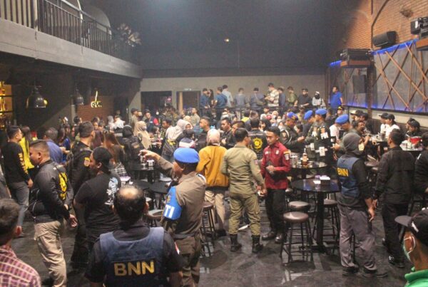 Satpol PP dan BNN Kota Surabaya Gelar Pengendalian dan Pengawasan Tempat Rekreasi Hiburan Umum Satpol PP dan BNN Kota Surabaya Gelar Pengendalian dan Pengawasan Tempat Rekreasi Hiburan Umum