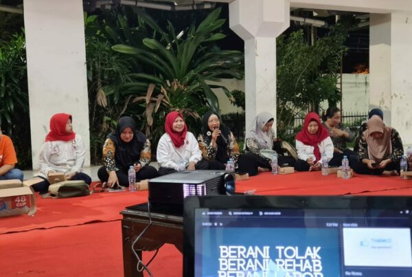 Fasilitasi dan Asistensi Pelaksanaan Advokasi Program Ketahanan Keluarga Anti Narkoba Berbasis Sumber Daya Pembangunan Desa/Kelurahan di Balai RW 10 Kelurahan Wonorejo Rungkut, Surabaya