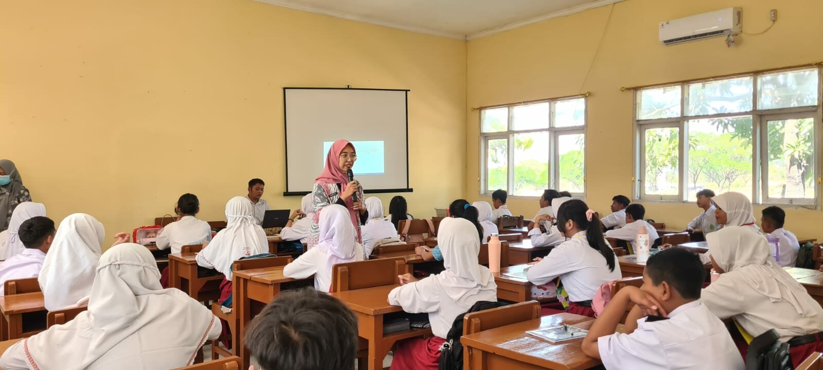 BNN Kota Surabaya Lakukan Sosialisasi P4GN pada Acara Masa Pengenalan Lingkungan Sekolah (MPLS) di Beberapa Sekolah di Kota Surabaya BNN Kota Surabaya Lakukan Sosialisasi P4GN pada Acara Masa Pengenalan Lingkungan Sekolah (MPLS) di Beberapa Sekolah di Kota Surabaya