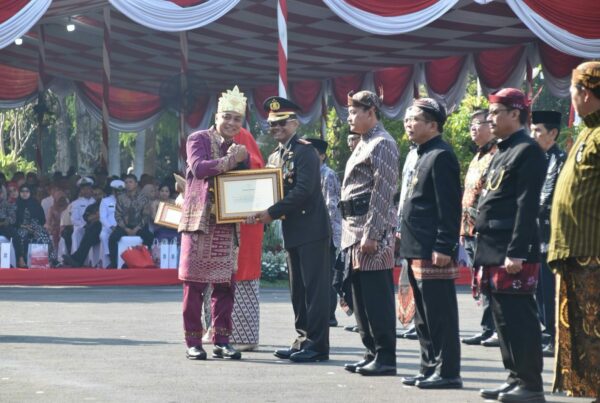 BNN Kota Surabaya Terima Piagam Penghargaan Usai Upacara Memperingati HUT Kemerdekaan RI Ke-79 Di Balai Kota Surabaya