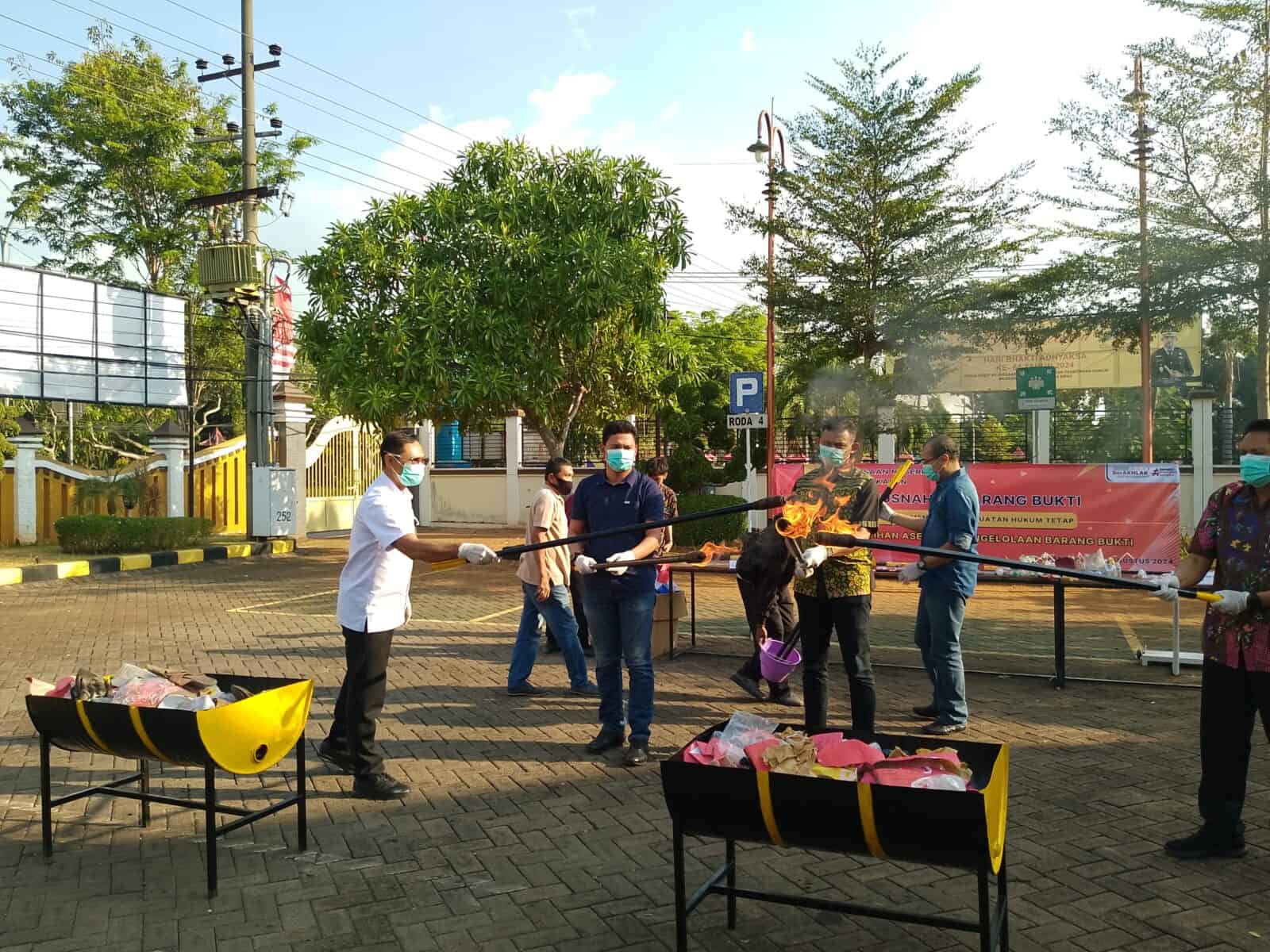 BNN Kota Surabaya Hadiri Pemusnahan Barang Bukti di Kejaksaan Negeri Bangkalan BNN Kota Surabaya Hadiri Pemusnahan Barang Bukti di Kejaksaan Negeri Bangkalan