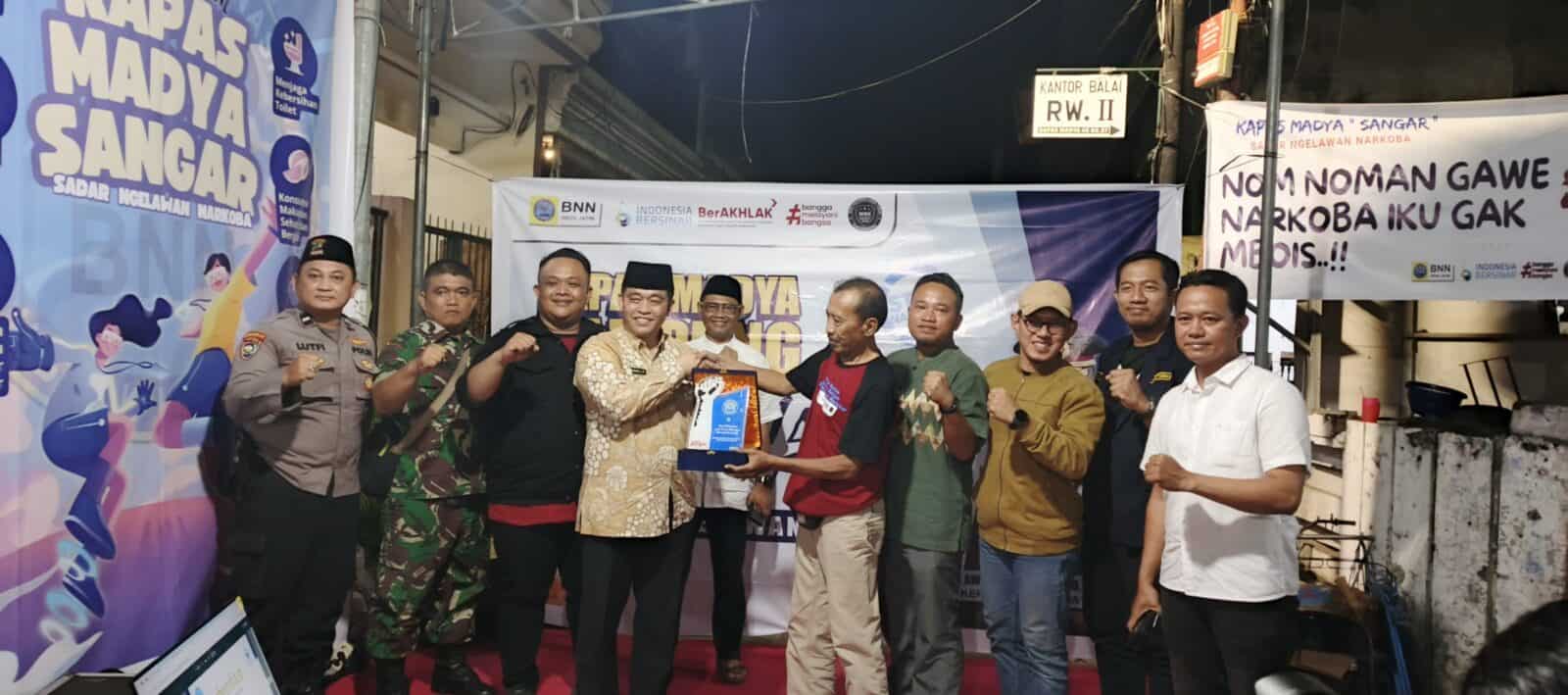 Kepala BNN Kota Surabaya Dampingi Kepala BNN Provinsi Jawa Timur dalam Sosialisasi Bahaya Narkoba di Kampung Sangar Kepala BNN Kota Surabaya Dampingi Kepala BNN Provinsi Jawa Timur dalam Sosialisasi Bahaya Narkoba di Kampung Sangar