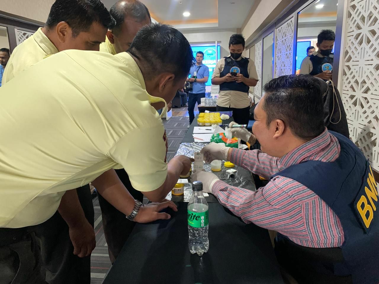 BNN Kota Surabaya Lakukan Tes Urine terhadap Pekerja Outsourcing PT BRI Regional Office Surabaya