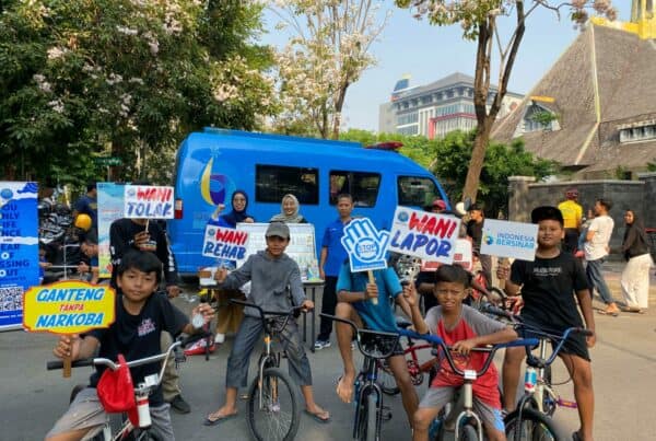 BNN Kota Surabaya Melaksanakan Kegiatan Komunikasi Informasi dan Edukasi P4GN pada Car Free Day di Jalan Taman Mayangkara