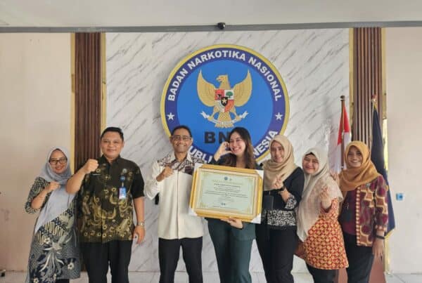 Penyerahan Piagam Penghargaan kepada Ketua AP IBM Kelurahan Wonorejo Rungkut Surabaya