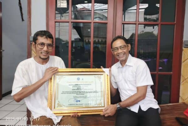Penyerahan Piagam Penghargaan kepada Ketua AP IBM Kelurahan Karah Jambangan Surabaya