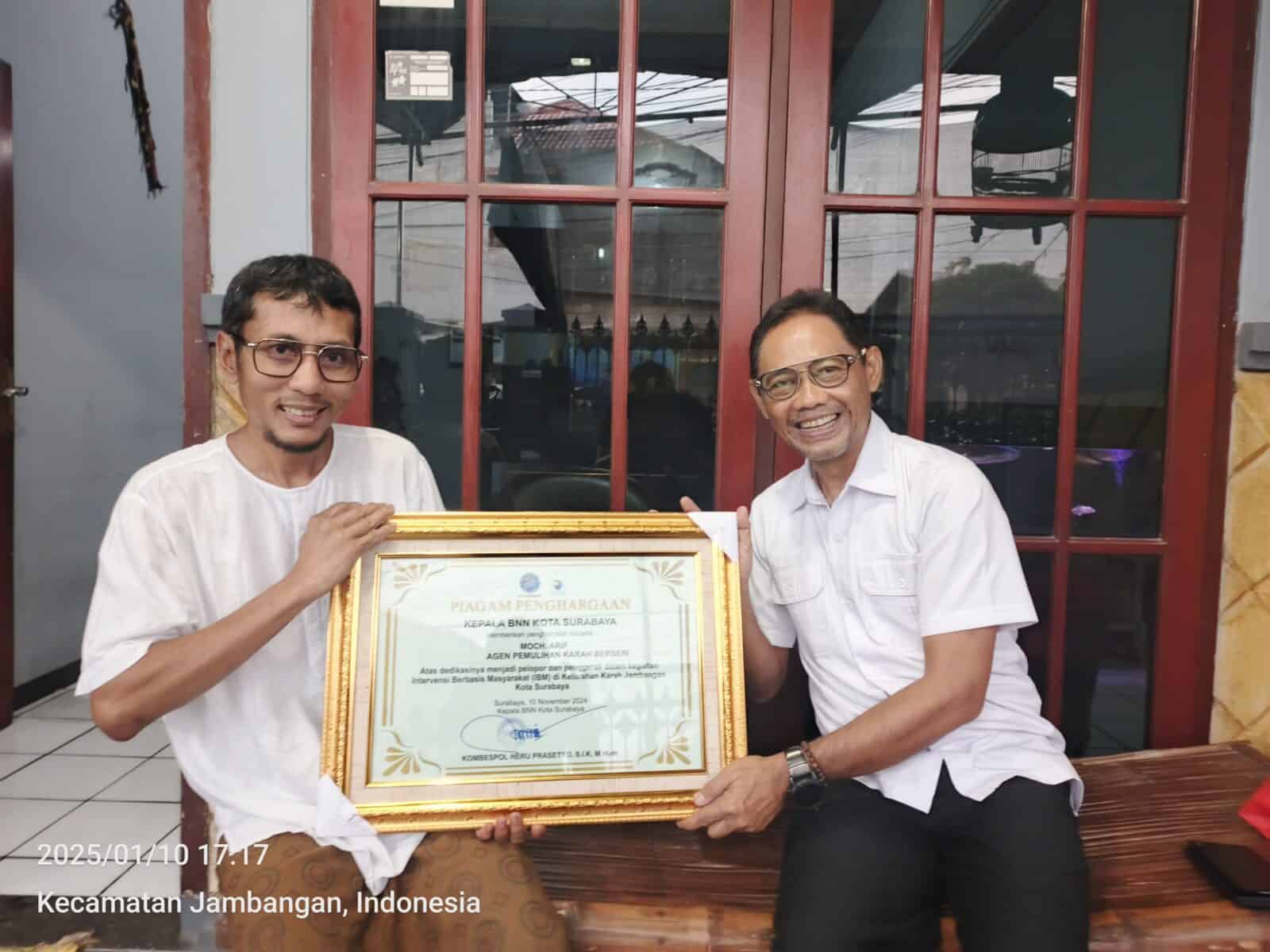 Penyerahan Piagam Penghargaan kepada Ketua AP IBM Kelurahan Karah Jambangan Surabaya