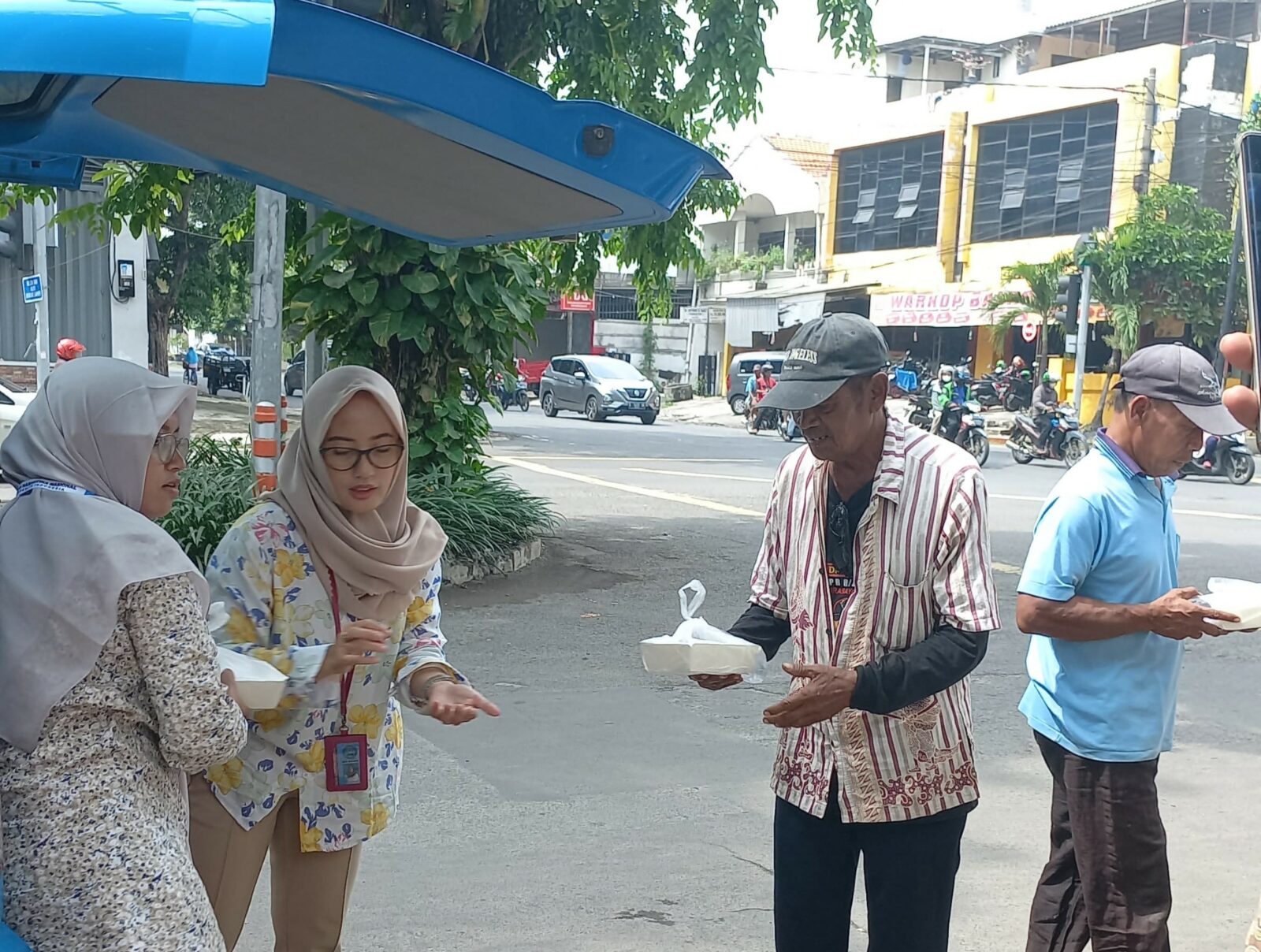 BNN Kota Surabaya Gelar Giat Sosial "BERSINAR & BERBAGI" di Lingkungan Sekitar Kantor BNN Kota Surabaya Gelar Giat Sosial “BERSINAR & BERBAGI” di Lingkungan Sekitar Kantor