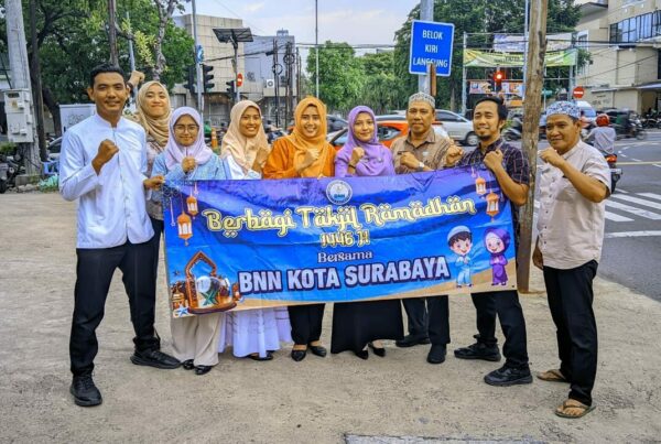 BNN Kota Surabaya Perkuat Kepedulian Sosial dengan Aksi Berbagi Takjil Dalam Rangka Hari Jadi BNN Ke-23 BNN Kota Surabaya Perkuat Kepedulian Sosial dengan Aksi Berbagi Takjil Dalam Rangka Hari Jadi BNN Ke-23