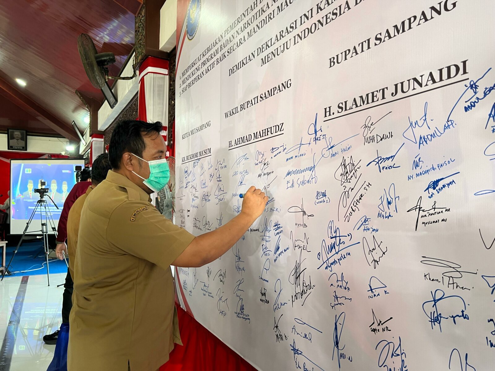 Deklarasi Anti Narkotika Tegaskan Komitmen Bersama dalam Perangi Narkoba di Kabupaten Sampang Deklarasi Anti Narkotika Tegaskan Komitmen Bersama dalam Perangi Narkoba di Kabupaten Sampang