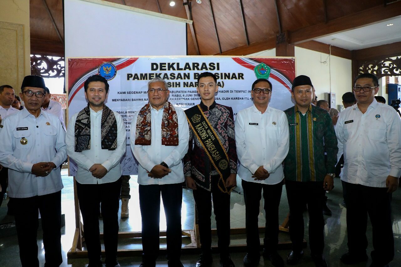 PEMUSNAHAN BARANG BUKTI DAN DEKLARASI ANTI NARKOBA, AKSI NYATA MASYARAKAT PAMEKASAN MENUJU INDONESIA BERSINAR PEMUSNAHAN BARANG BUKTI DAN DEKLARASI ANTI NARKOBA, AKSI NYATA MASYARAKAT PAMEKASAN MENUJU INDONESIA BERSINAR
