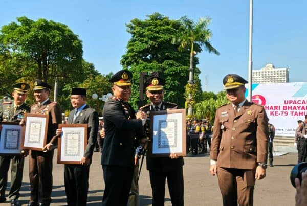 BNN KOTA SURABAYA TERIMA PENGHARGAAN DALAM UPACARA HARI BHAYANGKARA KE-79 DI BALAI KOTA SURABAYA